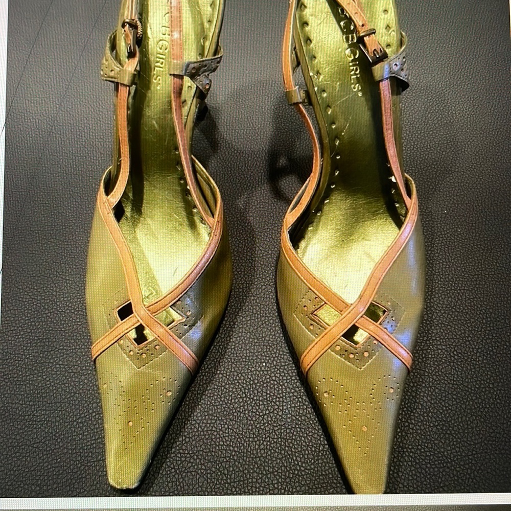 BCBG girls leather upper heels pump green great condition